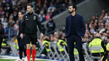 MADRID, 01/02/2026.- El entrenador del Real Madrid, Álvaro Arbeloa (d), durante el partido de LaLiga que enfrenta al Real Madrid y al Rayo Vallecano, este domingo, en el Santiago Bernabéu. EFE/ Ballesteros