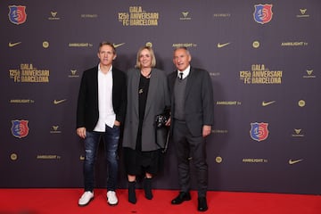 Los exjugadores del Barcelona, Jon andoni Goicoetxea y Txiki Beguiristain en la alfombra roja del gran Teatro del Liceu.