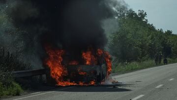 A car burns on the road, not far from front line, amid Russia's attack on Ukraine, in the Donbas region, Ukraine July 16, 2022. REUTERS/Gleb Garanich     TPX IMAGES OF THE DAY