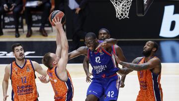 10/12/20
EUROLIGA EUROLEAGUE JORNADA 13
VALENCIA BASKET
ANADOLU EFES ISTAMBUL
DUNSTON
PREPELIC
WILLIAMS
KALINIC
BALONCESTO