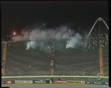 En los partido entre Boca y River la violencia también llega a las gradas, como ejemplo los incidentes en las gradas en la temporada 01/02