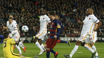 Football Soccer- Barcelona v AS Roma - UEFA Champions League Group Stage - Group E - Camp Nou, Barcelona, Spain - 24/11/15  Barcelona&#039;s Lionel Messi scores the second goal against AS Roma. REUTERS/Albert Gea