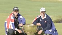 Jason Day Adam Scott posan con la Copa del Mundo.