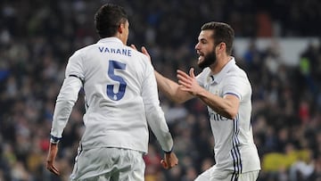 Varane y Nacho, en un partido de la temporada pasada en la que jugaron juntos.