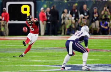 Matt Bosher hizo kick off de la Super Bowl 51. Los Patriots empezaban atacando.