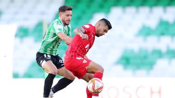 ‘Tecatito’ Corona debutó con el Sevilla ante el Betis