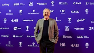 Joan Manuel Serrat posa en la alfombra roja de La Nit de la Ràdio, en una noche en la que fue homenajeado con el Premio de Honor de Ràdio Barcelona.