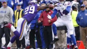 Xavier Rhodes defendiendo a Sammy Watkins.