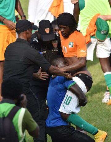 El público invadió el estadio Felix Houphouet-Boigny tras el encuentro de clasificación para la Copa Africana entre Costa de Marfil y Camerún.
Los seguidores con el jugador Gervinho. 