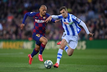 El jugador del Barcelona, Martin Braithwaite lucha por un bal¨®n con el jugador de la Real Sociedad Diego Llorente.