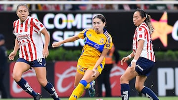 Dorian Hernandez (L) of Guadalajara Anika Rodriguez (C) of Tigres and Esbeydi Salazar (R) of Guadalajara during the 13th round match between Guadalajara and Tigres UANL as part of the Liga BBVA MX Femenil, Torneo Apertura 2024 at Akron Stadium on September 29, 2024 in Guadalajara, Jalisco, Mexico.