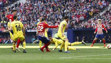 Atlético de Madrid 1-0 Villarreal | Varios jugadores enteraron en escena para armar una jugada que se desplazó sobre el área de derecha a izqueirda, el balón le llegó a Filipe Luis que la metió al corazón del área y Morata fulminó a la red. 



