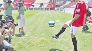 <b>CONTRASTADO. </b>Alejandro Campano se presentó ayer ante las cámaras y varios aficionados grana. El jugador sevillano tiene amplia experiencia en Primera.