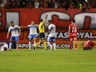 Futbol, Nublense vs Universidad Catolica
Quinta fecha, campeonato Nacional Liga de Primera 2026.
El jugador de Nublense es fotografiado recibiendo tarjeta roja durante el partido de primera division disputado en el estadio Nelson Oyarzun de Chillan, Chile.
01/03/2026
Mauricio Ulloa/Photosport
Soccer, Nublense vs. Universidad Catolica
Matchday 5, 2026 Chilean First Division Championship.
A Nublense player is pictured receiving a red card during the first division match played at the Nelson Oyarzun Stadium in Chillán, Chile.
March 1, 2026
Mauricio Ulloa/Photosport