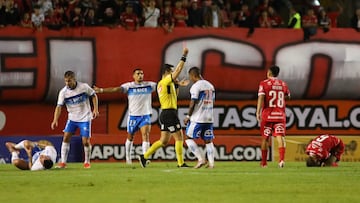 Futbol, Nublense vs Universidad Catolica
Quinta fecha, campeonato Nacional Liga de Primera 2026.
El jugador de Nublense es fotografiado recibiendo tarjeta roja durante el partido de primera division disputado en el estadio Nelson Oyarzun de Chillan, Chile.
01/03/2026
Mauricio Ulloa/Photosport
Soccer, Nublense vs. Universidad Catolica
Matchday 5, 2026 Chilean First Division Championship.
A Nublense player is pictured receiving a red card during the first division match played at the Nelson Oyarzun Stadium in Chillán, Chile.
March 1, 2026
Mauricio Ulloa/Photosport