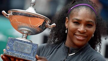 Serena Williams posa con el trofeo de campeona del Masters de Roma.