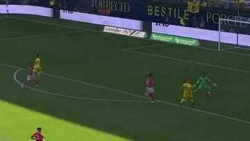 Increíble que no haya sido gol: a Brereton le dan este pase y todo acaba así