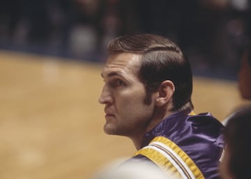 <b>- Años en la NBA:</b> 1960-1974 <br> <b>- Equipos:</b> Los Angeles Lakers <b>- Medias de su carrera:</b> 27 puntos, 5,8 rebotes, 6,7 asistencias. <br> <b>- Mejor temporada:</b> (1965-66) 31,3 puntos, 7,1 rebotes, 6,1 asistencias. <br> <b>- Méritos:</b> Una vez campeón, una vez MVP de las Finales, 14 veces all star, 10 veces en el Mejor Quinteto. <br> <br> Su silueta es el logo de la NBA. Algunos lo consideran base porque viró hacia esa posición según avanzó su carrera. Un jugador de leyenda al que le penaliza las ocho Finales perdidas de nueve jugadas. Sufrió a los Celtics pero en los playoffs de 1965 promedió 40,6 puntos y es el único jugador (1969) con un MVP de unas Finales perdidas por su equipo.