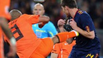 Webb falló en esta patada de De Jong a Xabi. Le sacó amarilla, pero era roja.