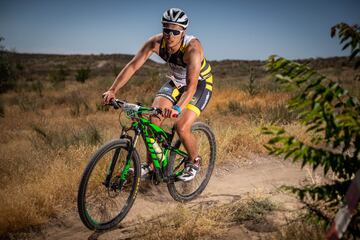 Jorge Recuero y María Calleja, recientes campeones del Mundo de triatlón cross, fueron los grandes protagonistas del primer Tri Cross de la temporada al conseguir el mejor tiempo de entre los más de 200 triatletas participantes. El río Tajo a su paso por Fuentidueña y los vecinos de la localidad fueron los otros destacados de la jornada. El siguiente reto espera en San Martín de Valdeiglesias el domingo 7 de julio.

