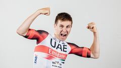 El ciclista esloveno del UAE Emirates Tadej Pogacar posa con la equipaci&oacute;n del equipo para la temporada 2022.