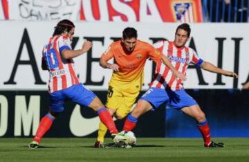 Messi pelea un balón entre Arda y Koke.