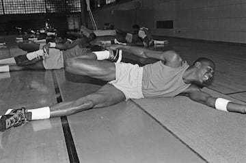 Michael Jordan realizando estiramientos durante su primer entrenamiento con los Chicago Bulls.