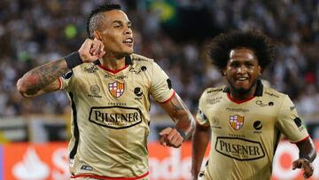 Soccer Football - Copa Libertadores - Brazil&#039;s Botafogo v Ecuador&#039;s Barcelona - Nilton Santos stadium, Rio de Janeiro, Brazil - 2/5/17 - Jonathan Alvez (L) of Barcelona celebrates his goal with teammate Christian Aleman.  REUTERS/Pilar Olivares