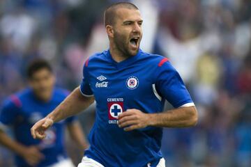 El 'Tito' ha sido uno de los últimos grandes goleadores de Cruz Azul y llegó a dominar la liga. Sin embargo, ante la presión de no haber podido conseguir un título salió con rumbo a los Pumas