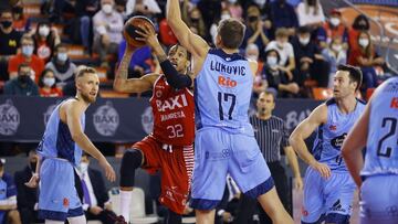 Joe Thomasson penetra ante Lukovic durante el Baxi Manresa-Río Breogán.