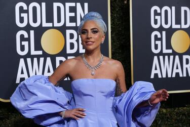 El vestido de la actriz Charlize Theron se roba las miradas en Globos de Oro
