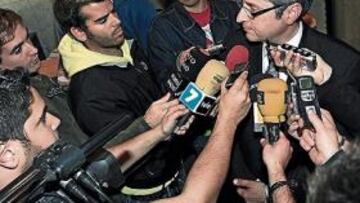 <b>EXPECTACIÓN.</b> Julio Romero compareció ante los medios para anunciar su acuerdo con Villarroel.