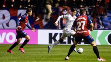 Jos&eacute; Campa&ntilde;a conduce el bal&oacute;n en El Sadar.