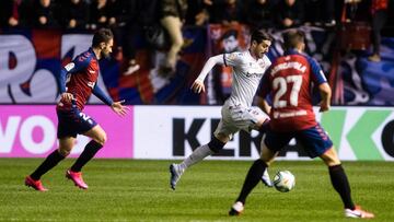 Jos&eacute; Campa&ntilde;a conduce el bal&oacute;n en El Sadar.