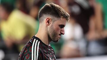 GLENDALE, ARIZONA - JUNE 30: Santiago Gimenez of Mexico leaves the field disappointed after the CONMEBOL Copa America 2024 Group D match between Mexico and Ecuador at State Farm Stadium on June 30, 2024 in Glendale, Arizona.   Omar Vega/Getty Images/AFP (Photo by Omar Vega / GETTY IMAGES NORTH AMERICA / Getty Images via AFP)