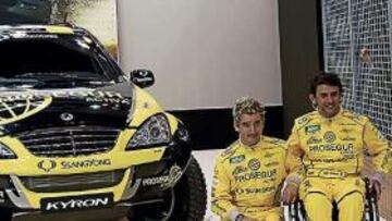 <b>NUEVA AVENTURA. </b>Esteve, en el Salón del Automóvil junto a su copiloto Eric Auge y el SsangYong Kyron.