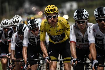 Geraint Thomas luciendo el maillot amarillo de líder.