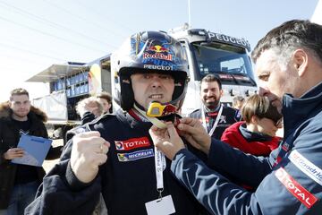 Tomás Roncero ejerció de copiloto de Carlos Sainz por un día en la base militar del Goloso a los mandos del Peugeot 3008 DKR Maxi, el mismo coche con el que el bicampeón ganó el Dakar 2018.