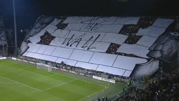 El increíble tifo del Salernitana de Guillermo Ochoa en honor a Pink Floyd