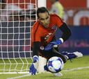 Claudio Bravo: "Sería fantástico tener a Alexis de compañero"