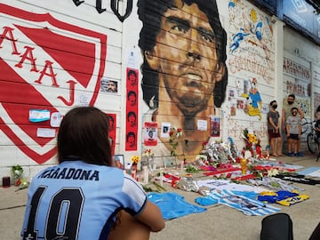 Aficionados se reúnen a las puertas del estadio Diego Armando Maradona, en el barrio de La Paternal.