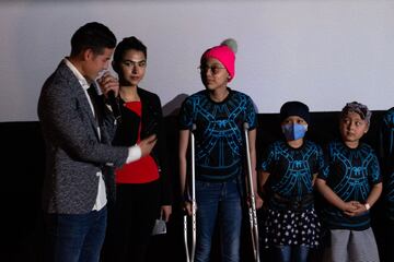 James Rodríguez junto a los niños de su fundación 