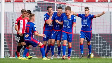 Los jugadores de la SD Amorebieta celebran un gol en Lezama.