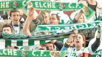 <b>DISTINTO. </b>Las peñas cambiarán las bufantas por las cartulinas.