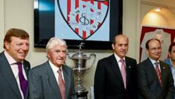 <b>EN FAMILIA. </b>José María del Nido presidió la inauguración de la peña sevillista Eindhoven, con César Cadaval como presidente.