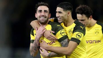 Dortmund (Germany), 01/12/2018.- Dortmund's Paco Alcacer (L) and Dortmund's Achraf Hakimi (R) celebrates after winning the German Bundesliga soccer match between Borussia Dortmund and SC Freiburg in Dortmund, Germany, 01 December 2018. (Alemania