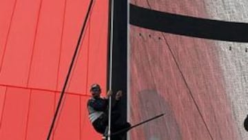 <b>EN TIERRA.</b> La sorprendente falta de viento impide de nuevo el inicio de las regatas.