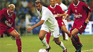 <b>VIGILADO.</B>Zidane siempre estuvo rodeado de jugadores, pero se desenvolvió con habilidad a un buen nivel.