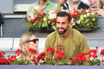 ?lvaro Arbeloa y Carlota Ruiz asisten al partido que enfrenta a Jan-Lennard Struff contra St¨¦fanos Tsitsip¨¢s en el Mutua Madrid Open de tenis.