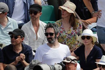 La estrella francesa de televisión y radio Marc-Olivier Fogiel y la actriz francesa ess Emmanuelle Beart durante la final de Roland Garros. 